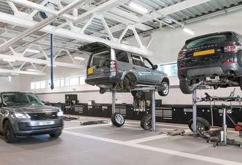 Land Rover workshop and repair photograph from the original page