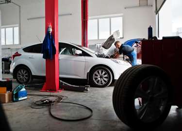 Automotive service facility shown on the original BMW page